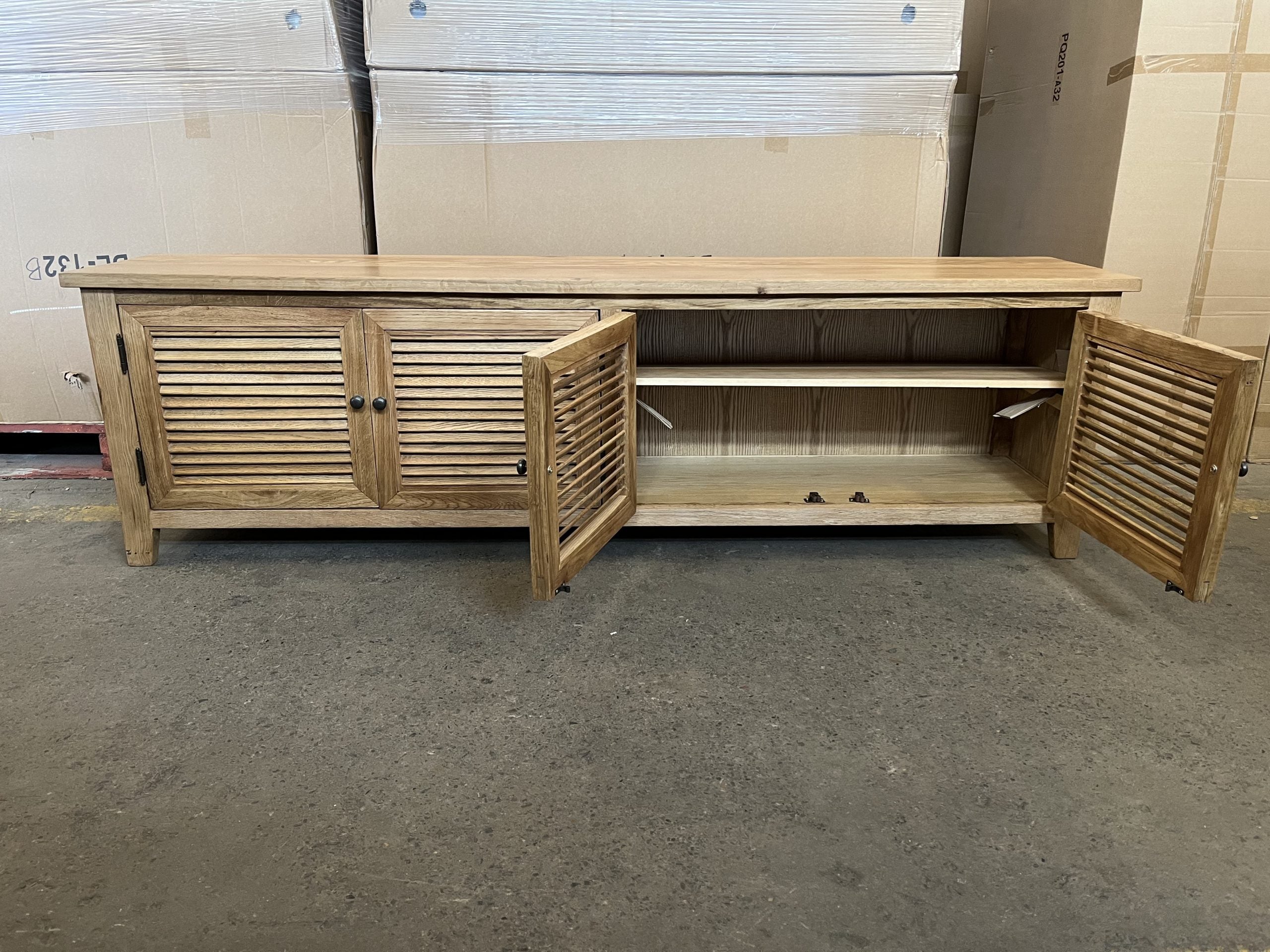 MF Oak Louvre TV Unis with Shelf Inside