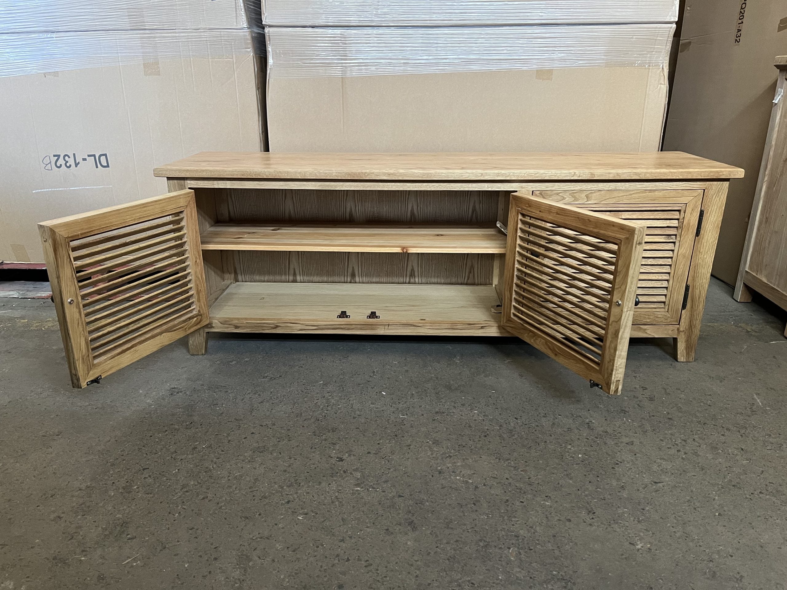 MF Oak Louvre TV Unis with Shelf Inside